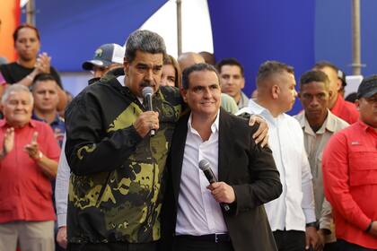 El presidente venezolano Nicolás Maduro y el empresario Alex Saab se abrazan durante un evento en Caracas, el 23 de enero de 2024
