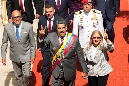 El presidente venezolano Nicolás Maduro y la primera dama Cilia Flores llegando a la Asamblea Nacional para el discurso presidencial anual, en Caracas, el 15 de enero de 2024.   (Foto AP /Ariana Cubillos)