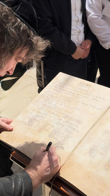 El Presidente visitó el Muro de los Lamentos
