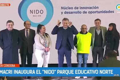 El Presidente visitó Monte Cristo, a 25 kilómetros de la capital; estuvo en una panadería e improvisó un discurso con tono de campaña