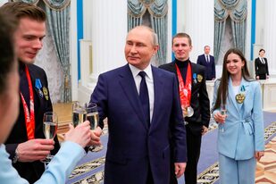 El presidente Vladimir Putin en un encuentro con atletas rusos en el Kremlin. (Mikhail Klimentyev, Sputnik, Kremlin Pool Photo via AP)