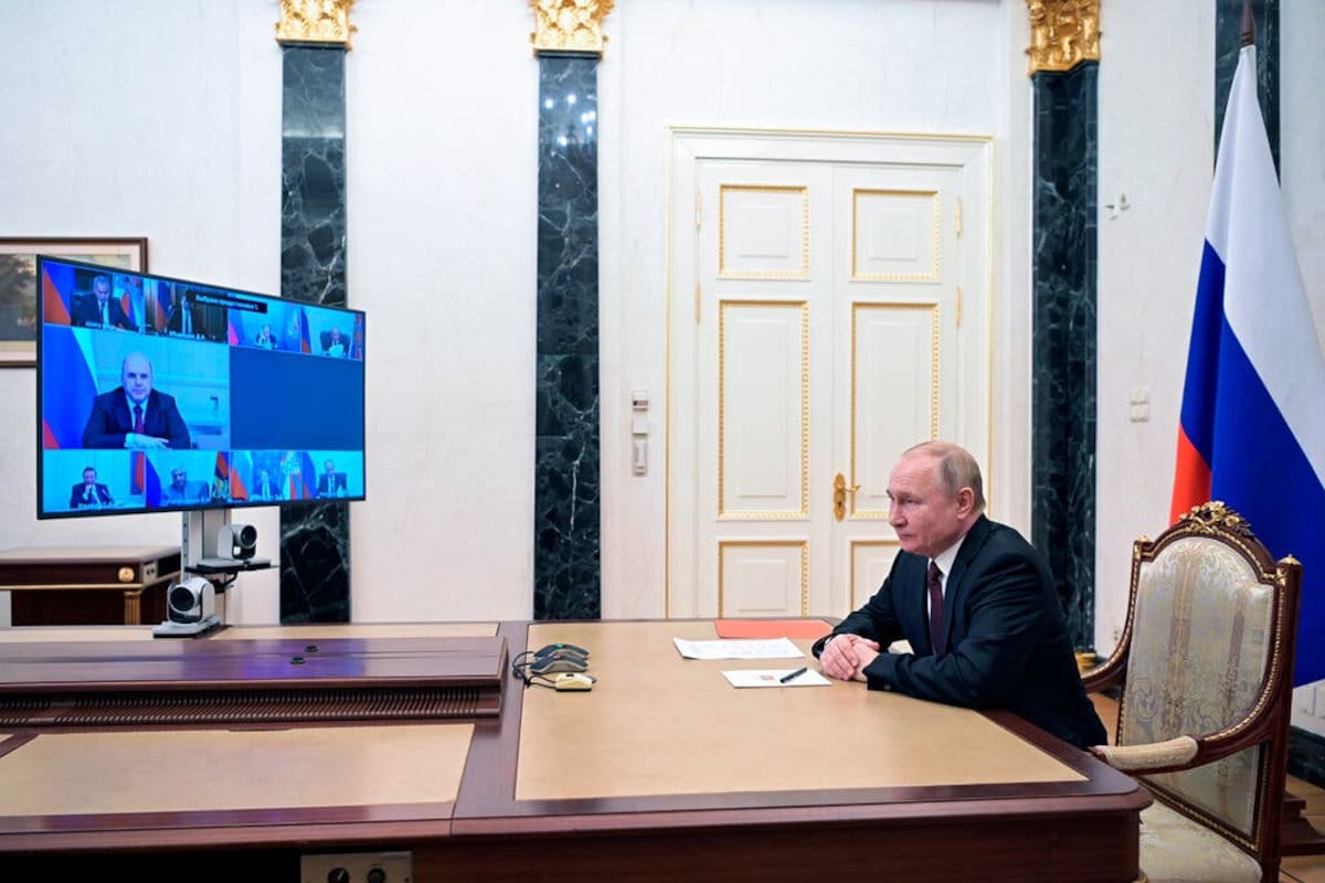 El presidente Vladimir Putin encabezando una reunión del Consejo de Seguridad por videoconferencia en Moscú el viernes