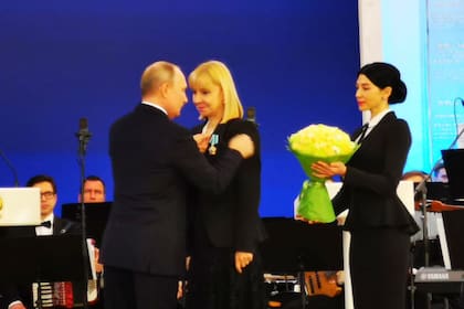 El presidente Vladimir Putin junto a María Victoria Alcaraz, Directora General del Teatro Colón.