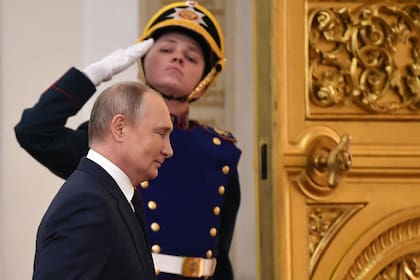 El presidente Vladimir Putin, tras dejar una ceremonia en el Kremlin. (Photo by NATALIA KOLESNIKOVA / AFP)