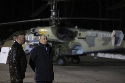El presidente Vladimir Putin y Alexander Karamyshev, jefe del centro de entrenamiento de armas aéreas y tácticas en Torzhok, región de Tver. (Mikhail Metzel, Sputnik, Kremlin Pool Photo via AP)