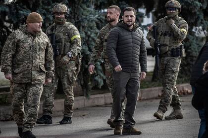 El presidente Volodimir Zelensky en la plaza principal de Kherson, el 14 de noviembre de 2022.