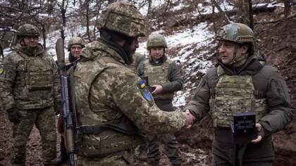 El presidente Volodimir Zelensky saluda a tropas en el frente de combate