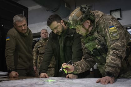 El presidente Volodimir Zelensky y el comandante Oleksandr Syrski, en una visita a Kupiansk, en la región de Kharkiv. (AP/Efrem Lukatsky, File)