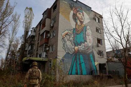 El presidente Volodymyr Zelensky atribuyó la caída de la ciudad de Avdíivka, en el este de Ucrania, a la falta de armas de largo alcance. Foto de noviembre.