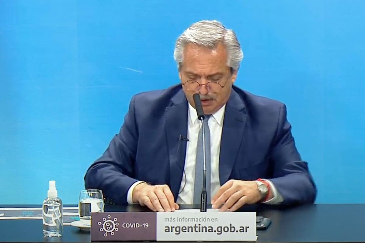 El Presidente volvió a usar sus "filminas" para explicar la situación sanitaria del país, pero sin compararse con otros estados