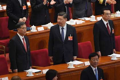 El presidente Xi Jinping y el premier Li Keqiang, a su izquierda, hoy, durante la apertura de la Asamblea Nacional Popular, el Parlamento chino