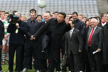 El presidente Xi patea una pelota de fútbol en una visita a Dublín en 2012