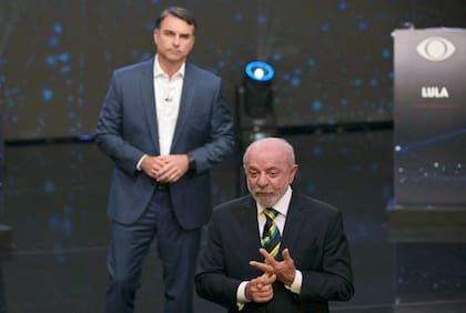 El presidente y candidato presidencial de Brasil, Luiz Inácio Lula da Silva, sonríe mientras el candidato presidencial de derecha, Flavio Bolsonaro, interviene durante un debate previo a la segunda vuelta de las elecciones presidenciales en São Paulo, Brasil