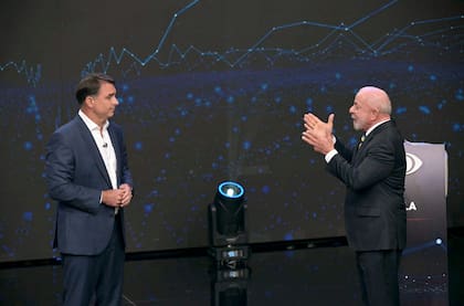 El presidente y candidato presidencial de Brasil, Luiz Inácio Lula da Silva, sonríe mientras el candidato presidencial de derecha, Flavio Bolsonaro, interviene durante un debate previo a la segunda vuelta de las elecciones presidenciales en São Paulo, Brasil