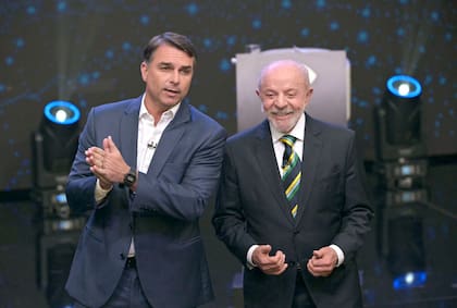 El presidente y candidato presidencial de Brasil, Luiz Inácio Lula da Silva, sonríe mientras el candidato presidencial de derecha, Flavio Bolsonaro, interviene durante un debate previo a la segunda vuelta de las elecciones presidenciales en São Paulo, Brasil,