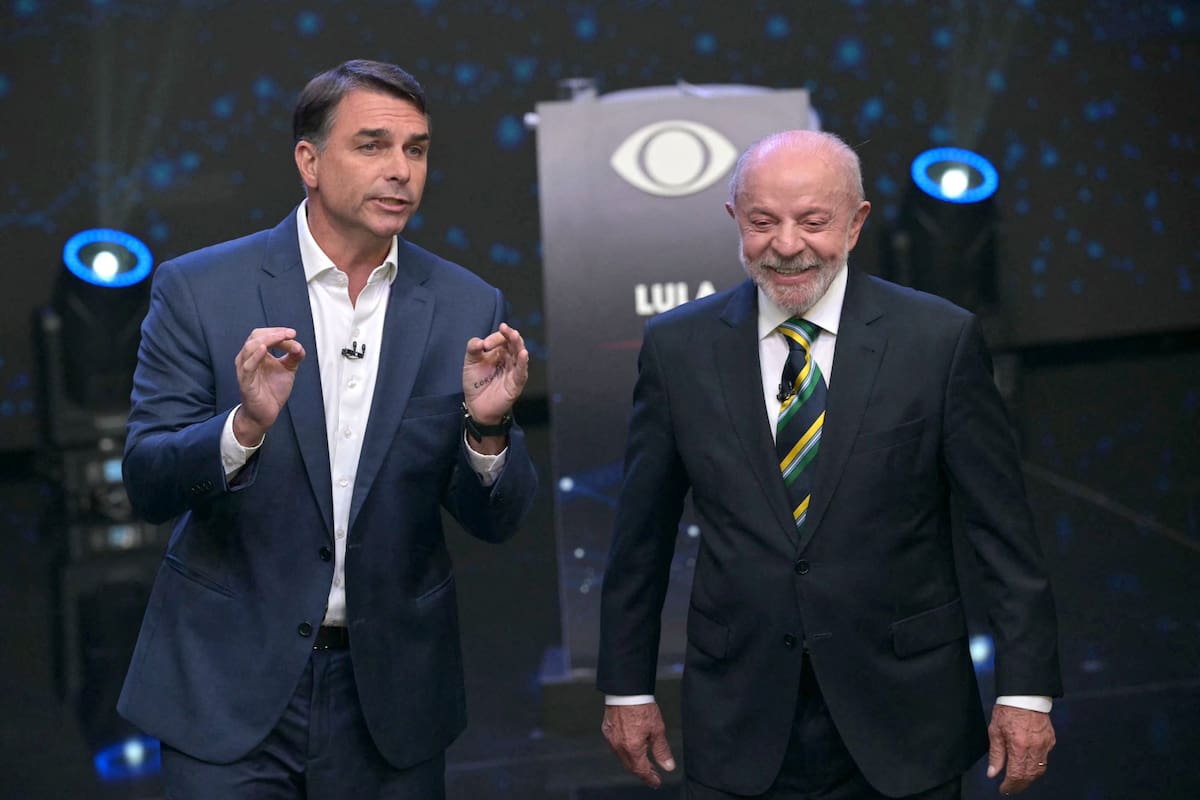 El presidente y candidato presidencial de Brasil, Luiz Inácio Lula da Silva, sonríe mientras el candidato presidencial de derecha, Flavio Bolsonaro, interviene durante un debate previo a la segunda vuelta de las elecciones presidenciales en São Paulo