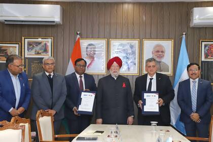 El presidente y CEO de YPF, Horacio Marín, durante la firma del acuerdo en la ciudad de Nueva Delhi, India, con el ministro de Petróleo y Gas Natural, Hardeep Sinh Puri; el secretario de Petróleo y Gas, Pankaj Jain; el director ejecutivo de desarrollo de negocios de OIL, Ranjan Goswami; el director ejecutivo de LNG de GAIL, Satyabarata Bairagi, y el vicepresidente de desarrollo de negocios de OVL, Swati Sathe