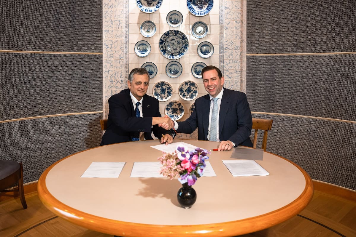 El presidente y CEO de YPF, Horacio Marin, y el vicepresidente Ejecutivo de GNL de Shell, Cederic Cremers, firmaron un acuerdo para el desarrollo de Argentina LNG en La Haya, Países Bajos