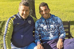 El presidente y el capitán: Angelici había tuiteado "el único grande", pero luego pidió moderación y Tevez exhortó a ser prudentes