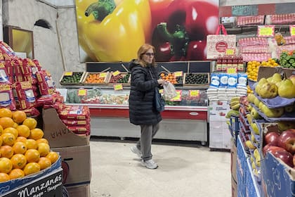 El Presidente y el equipo económico celebraron que el índice de inflación de mayo fue de un dígito; entre los analistas advierten sobre los efectos posibles de posponer correcciones de tarifas o de las decisiones recientes sobre las cuotas de las repagas
