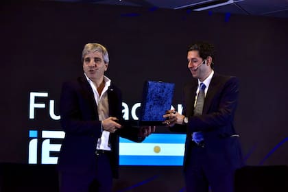El Presidente y Fundador de Grupo IEB y de la Fundación, Juan Ignacio Abuchdid, le dio un premio reconocimiento al ministro de Economía