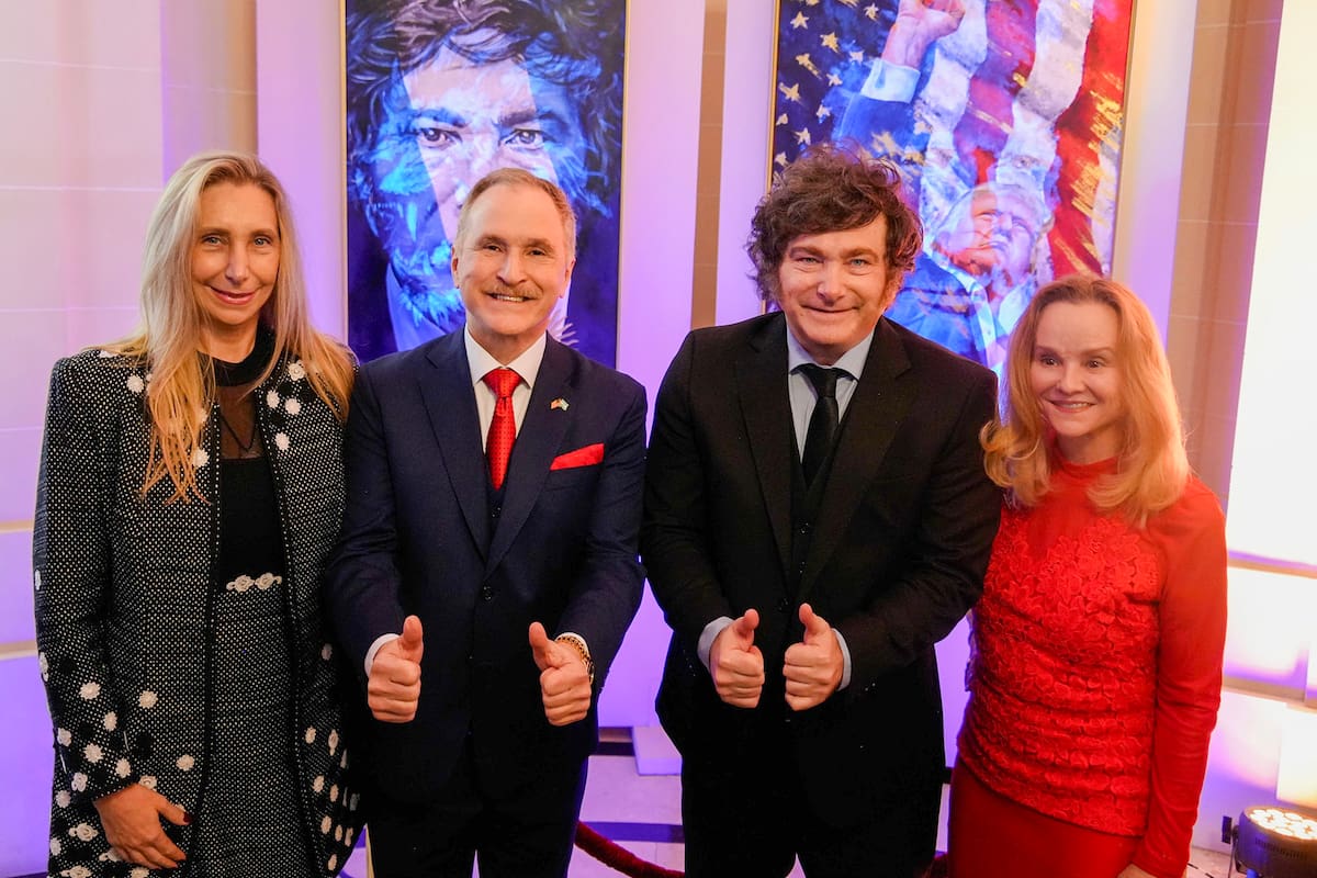El Presidente y Karina Milei junto al embajador Peter Lamelas y su esposa