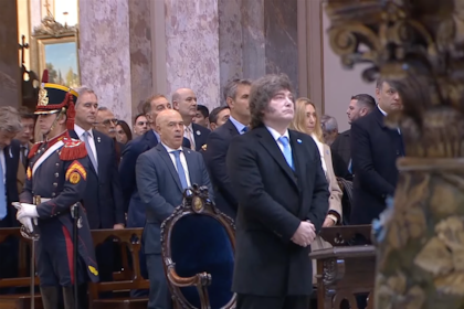 El Presidente y miembros de su gobierno, durante el tedeum en la Catedral