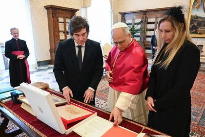 El Presidente y su hermana, con el Papa