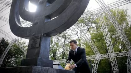 El presidente Zelensky es judío. En la foto se le ve en la Menorá de Babi Yar