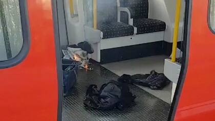 El presunto artefacto utilizado para la explosión y objetos personales en una formación del subte de Londres