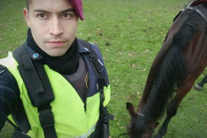 El presunto femicida, Danilo Acevedo, de 32 años, trabajaba en la División Caballería de la bonaerense