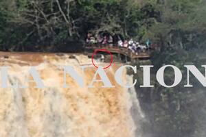 El presunto momento de la caída del turista al agua, ayer, en las Cataratas del Iguazú