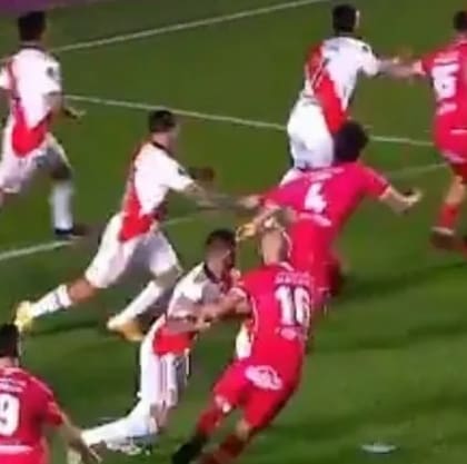 El presunto penal de Bruno Zuculini a Kevin Macallister no cobrado por el VAR