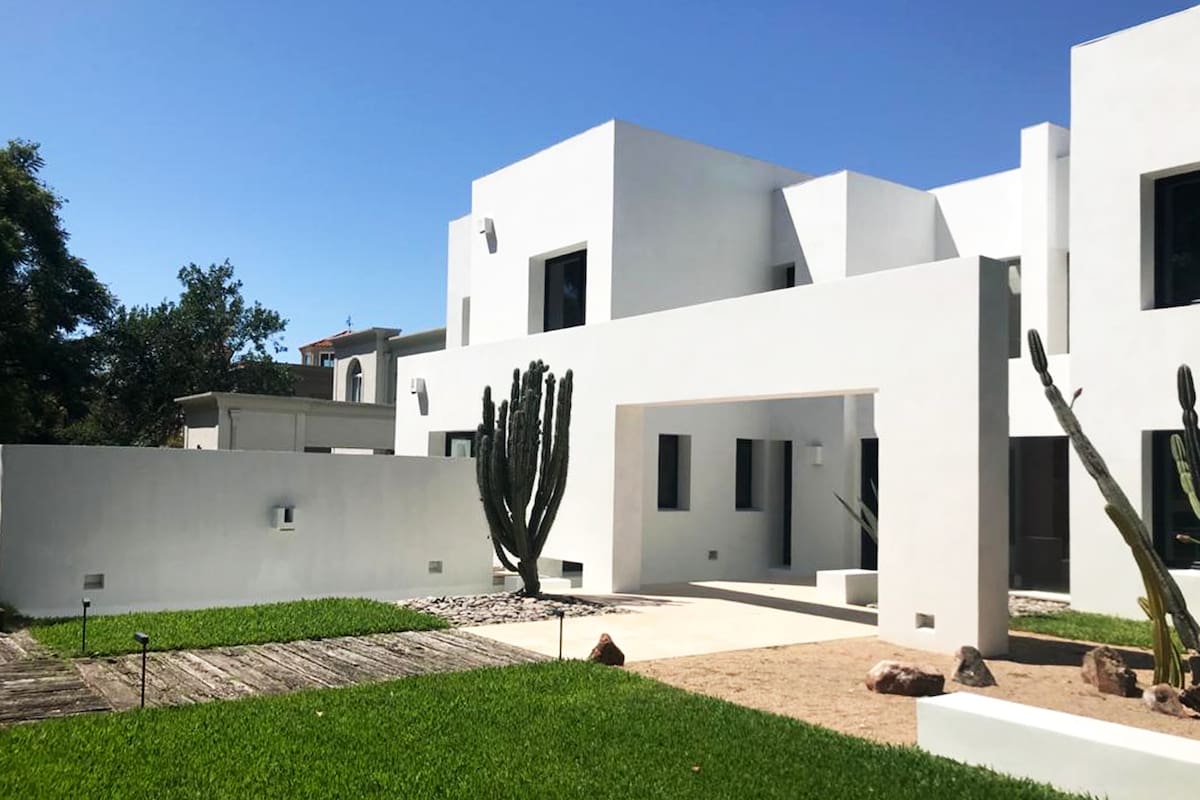 El presupuesto de pintar una casa completa depende de la mano de obra, el tipo de pintura, la preparación de superficies y la ubicación