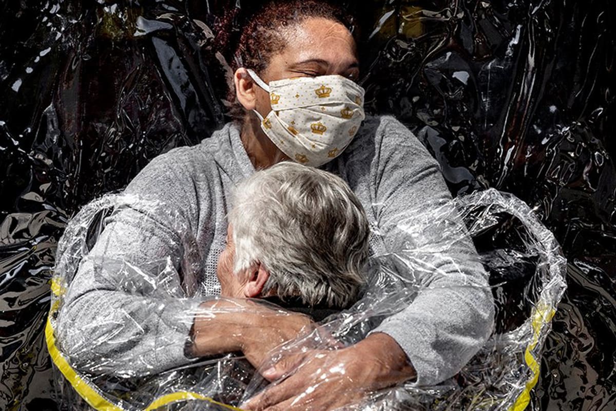 "El primer abrazo": detalle de la imagen del fotógrafo danés Mads Nissen ganadora del World Press Photo