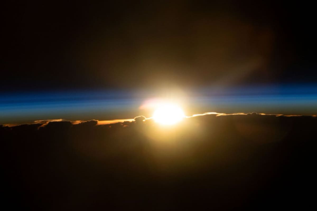 El primer amanecer del 2025 visto desde el espacio: un espectáculo único a más de 400 kilómetros sobre la Tierra (NASA)