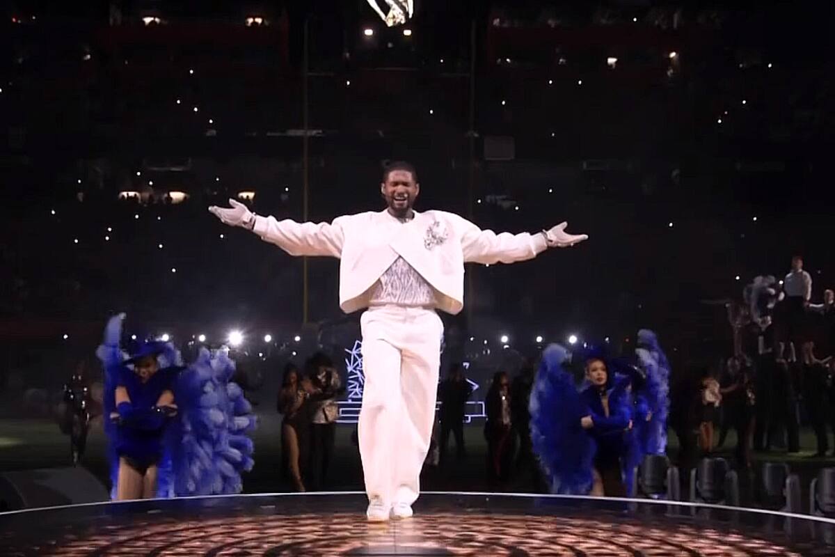 El primer atuendo de Usher durante la noche fue un traje blanco con reminiscencias de Michael Jackson