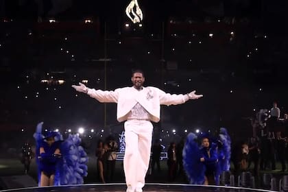 El primer atuendo de Usher durante la noche fue un traje blanco con reminiscencias de Michael Jackson