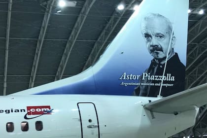 El avión matriculado en la Argentina que homenajea a Astor Piazzolla se irá del país
