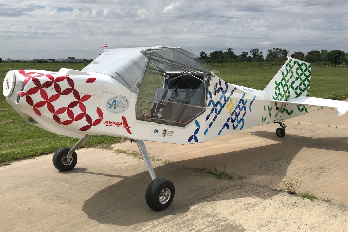 El primer avión eléctrico argentino, el biplaza AV100 Epower