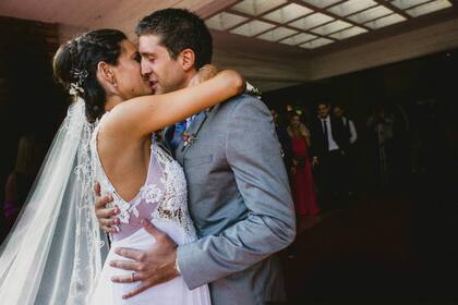 El primer beso de casados. Florencia asegura que su pancita de siete meses la dejó bailar y disfrutar sin parar.