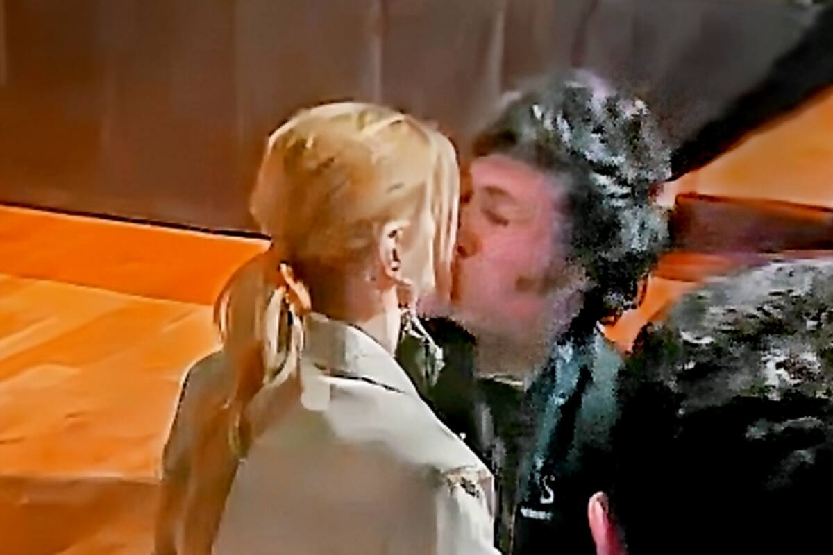 El primer beso público entre Javier Milei y Yuyito González en el Centro Cultural Kirchner (CCK)