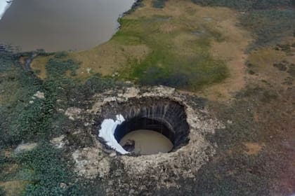 El primer cráter registrado en 2014 en Siberia, fotografiado en 2015 (Ruslan Amanzhurov/Nature)