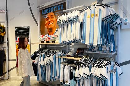 El primer desafío que enfrentan las marcas es adaptar sus estrategias mundialistas a un contexto de consumo frenado