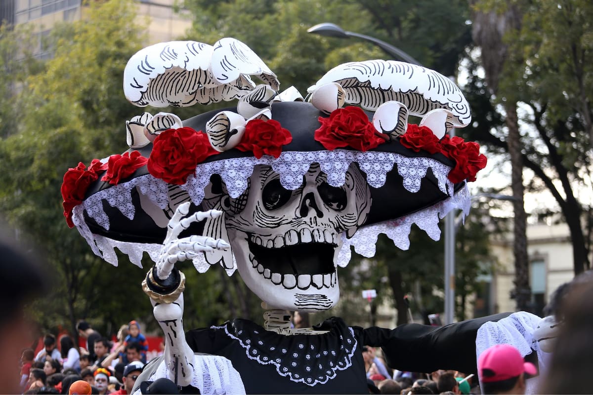 El primer desfile -tal como se lo conoce hoy- de Día de Muertos en la Ciudad de México ocurrió en 2016 (Wikimedia Commons/Gobierno CDMX)