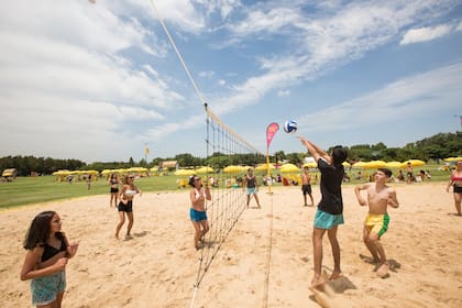 El vóley y el fútbol son algunos de los deportes que se pueden practicar en las playas