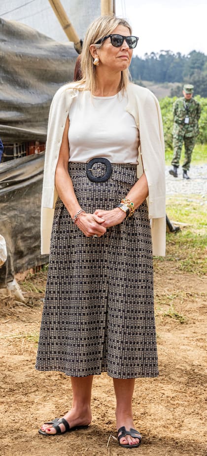 El primer día de sus actividades en Medellín, la Reina estrenó unas sandalias de cuero Hermès (modelo Oran) que acompañó con una falda de Natan confeccionada en jacquard rústico, remera y saco tejido, que llevó sobre los hombros, pendientes de Seaman Schepps y lentes de sol Ray Ban.