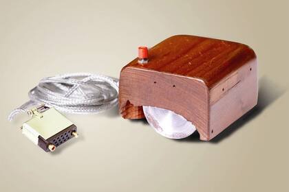 El primer diseño del mouse, desarrollado entre 1964 y 1968; usaba unas ruedas para medir el movimiento; la bolita fue idea de unos ingenieros del Telefunken