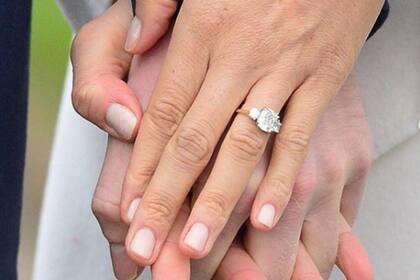 El primer diseño que Meghan Markle exhibió el día del anuncio público del compromiso en 2017 tenía una banda de oro amarillo y tres significativos diamantes