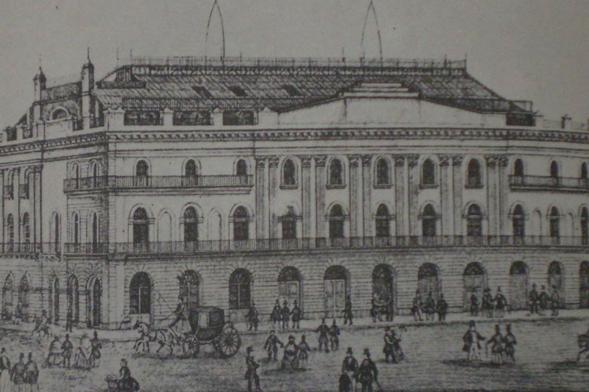 El primer edificio del Teatro Colón funcionó en la Plaza de Mayo. Fuente: Wikipedia.